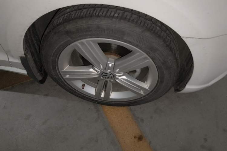 Used Volkswagen Lamando 2018 280TSI DSG Comfort Edition Right Front Wheel Hub