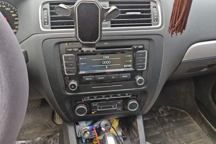 Used Volkswagen Sagitar 2012 1.4TSI Automatic Luxury Edition Audio And AC Panel