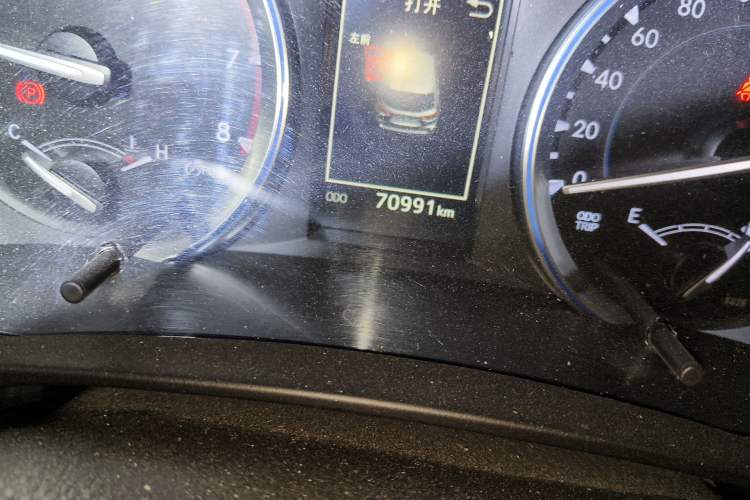 Used Toyota Highlander 2021 2.0T Four-Wheel Drive Luxury Edition 7 Seats Odometer Close Up