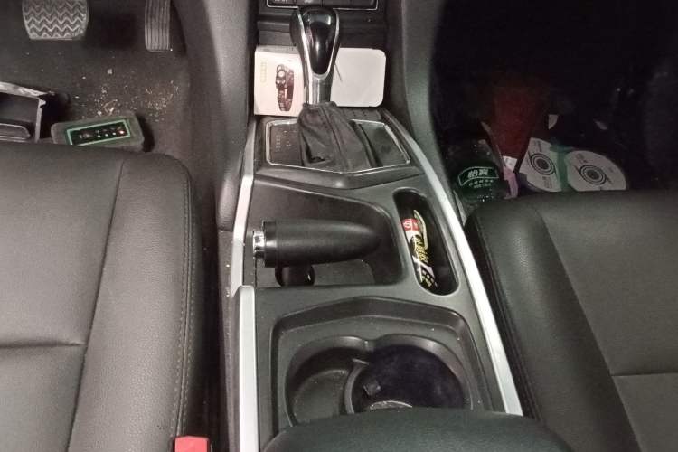 Used JMC Yusheng S350 2014 2.4T Automatic 2WD Diesel Luxury Version with Sunroof 5 Seats