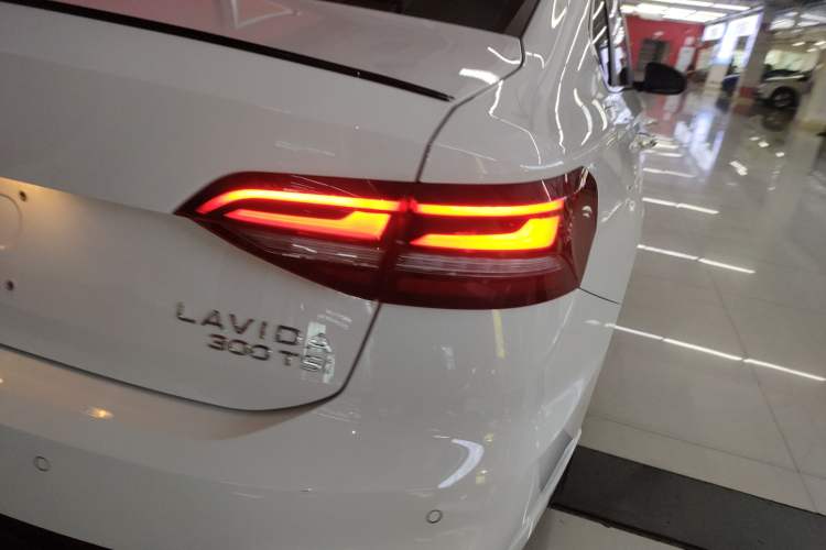 Used Volkswagen Lavida 2024 300TSI DSG Starry Sky Deluxe Edition Right Rear Taillight