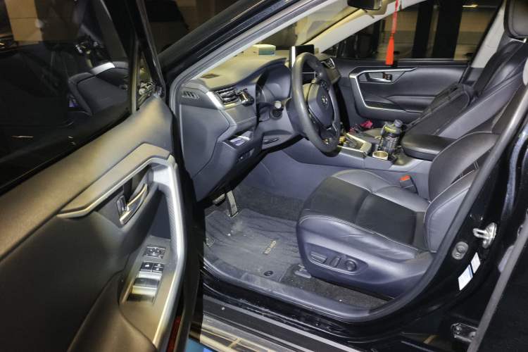 Used Toyota Wildlander 2020 Dual-Motor 2.5L E-CVT Four-Wheel Drive Luxury Edition Driver Seat