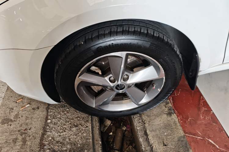 Used Skoda Octavia 2016 1.6L Automatic Smart Drive Edition Left Front Wheel Hub