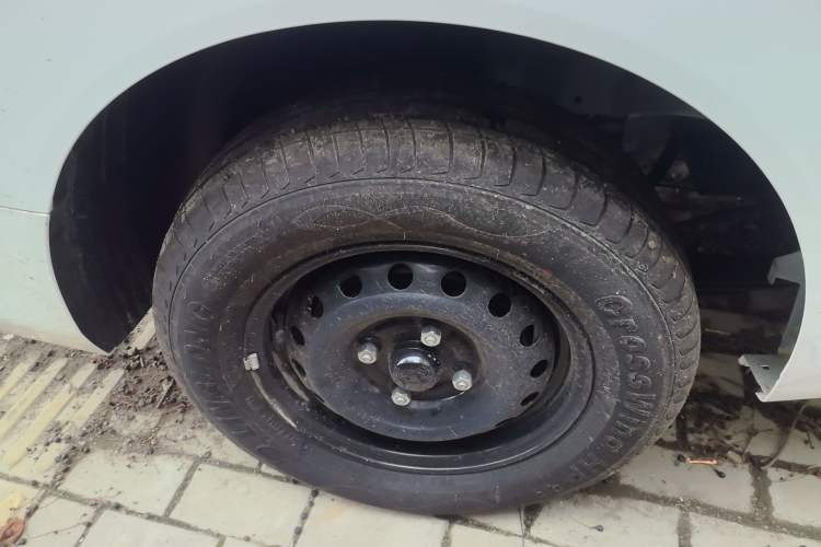 Used Wuling Hongguang New Energy 2024 All-Electric Model 300KM Practical Version Right Rear Wheel Hub