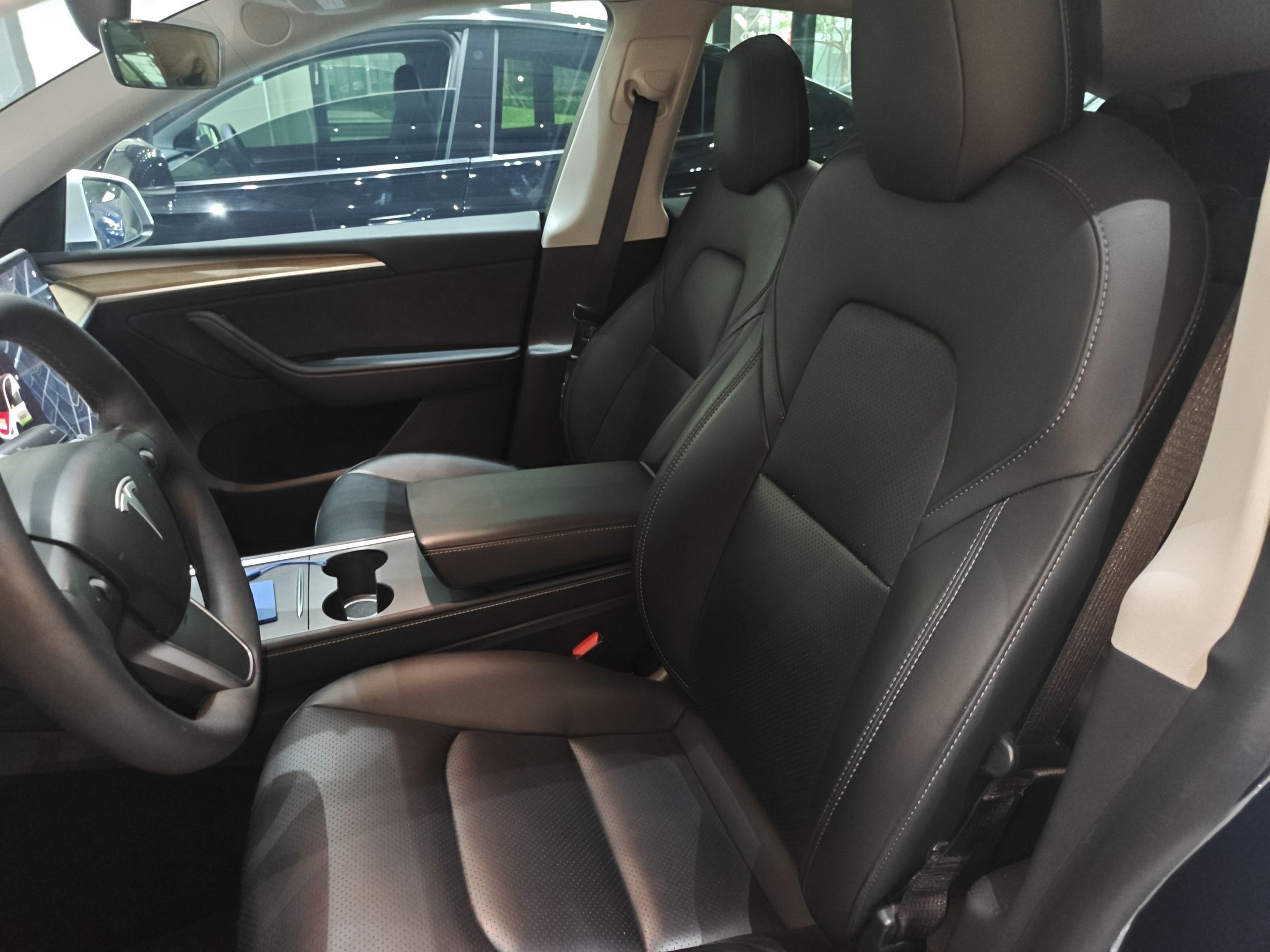 Переднее сиденье в автомобиле