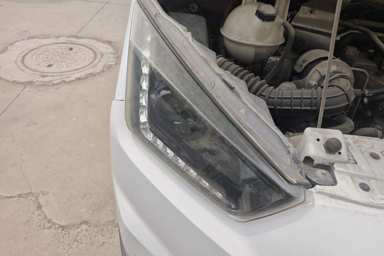 Used JMC Transit 2017 2.8T Commercial Version Short Wheelbase Mid-Roof 6/7/8-Seater JX493 Right Front Headlight