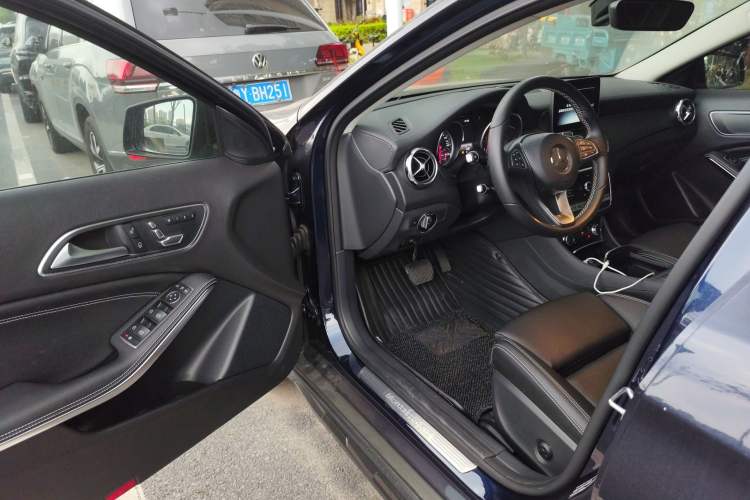 Used Mercedes-Benz GLA 2018 GLA 220 4MATIC Sport Edition Driver Seat