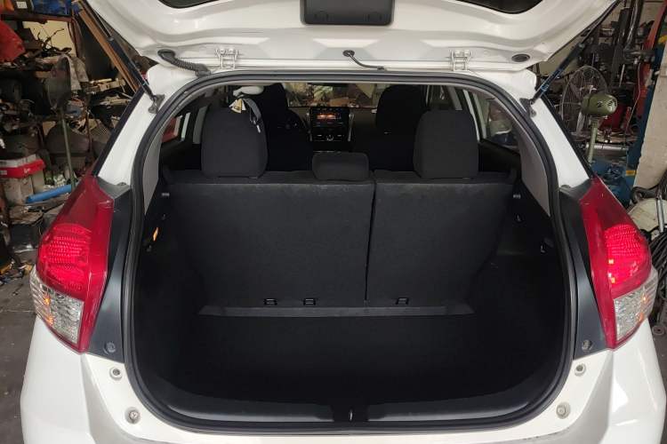 Used Toyota YARiS L Zhi Xuan 2015 1.5E Automatic Charm Edition Trunk