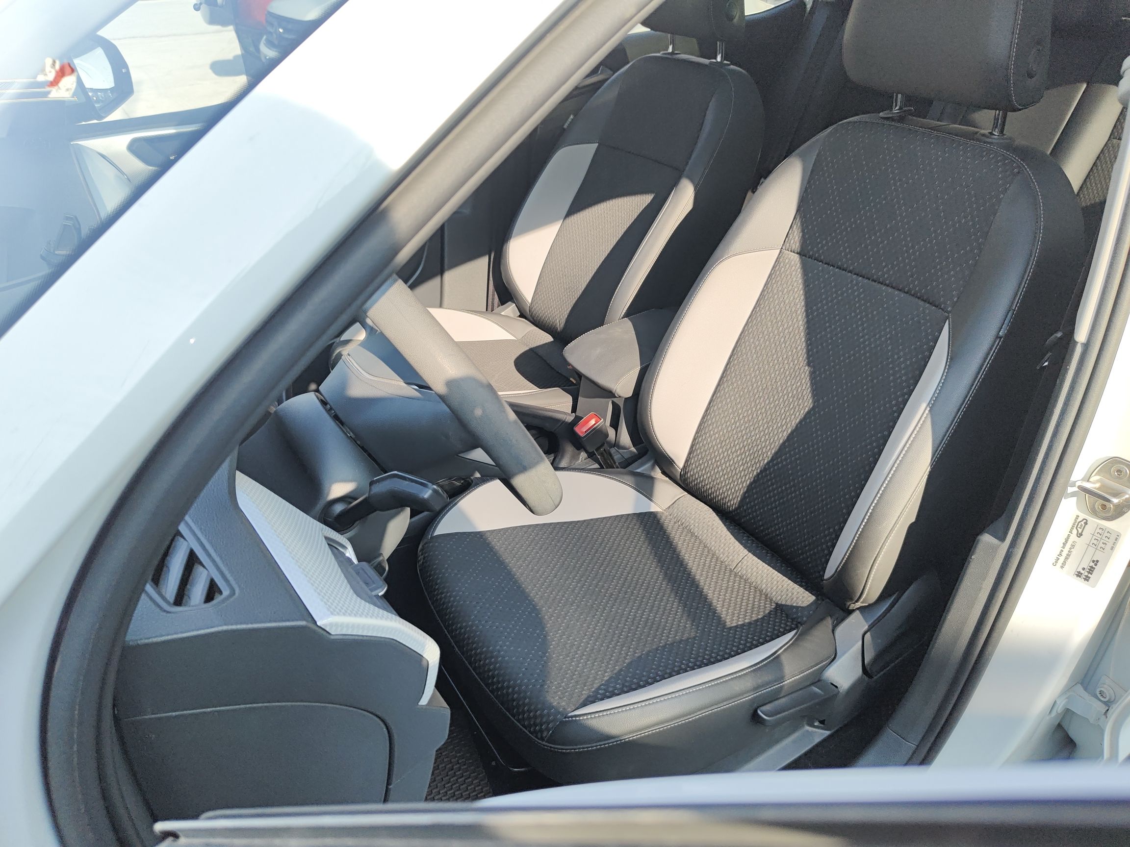 المقاعد الأمامية داخل السيارة