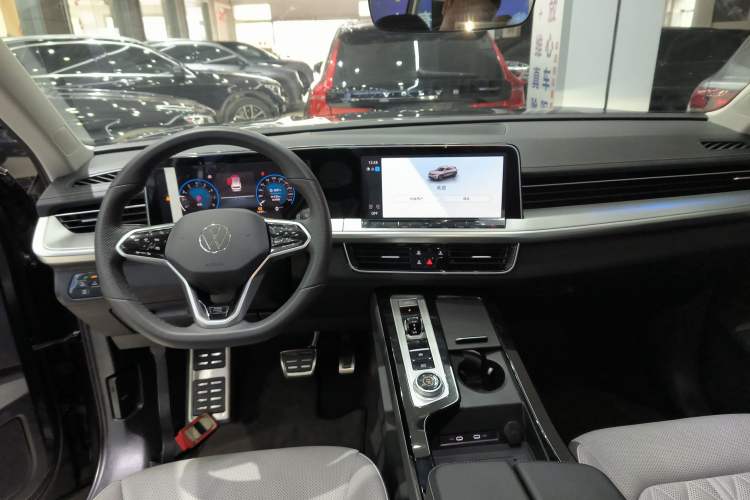 Used Volkswagen Tavendor 2024 380TSI All-Wheel-Drive R-Line Cruise Premium Edition Center Console