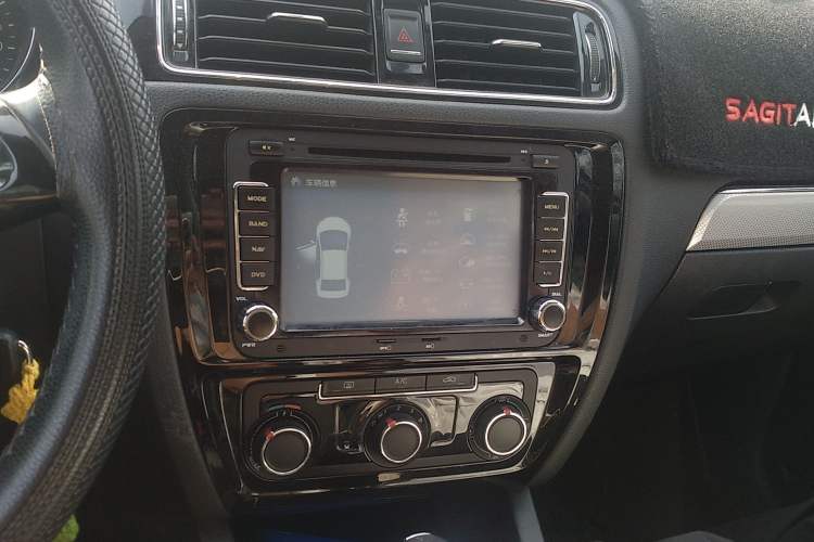 Used Volkswagen Sagitar 2015 1.6L Automatic Comfort Model Audio And AC Panel