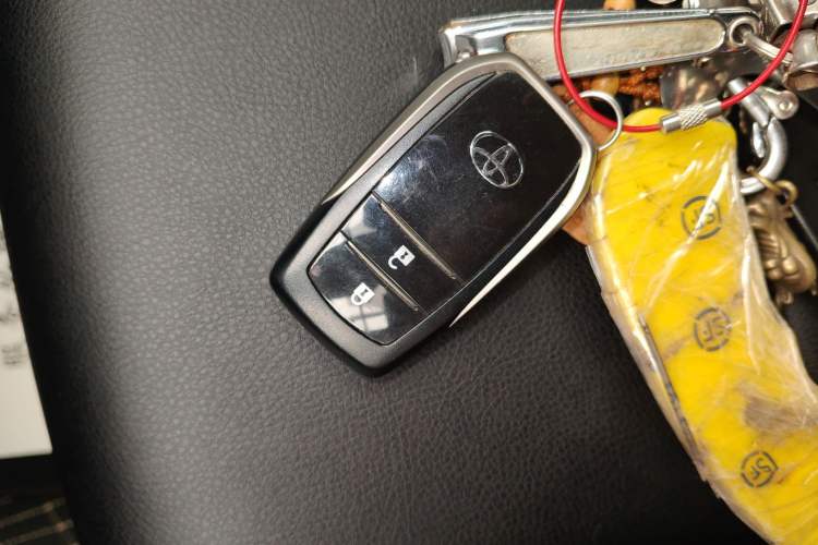 Used Toyota RAV4 2020 2.0L CVT Two-Wheel Drive Fashion Edition Vehicle Key