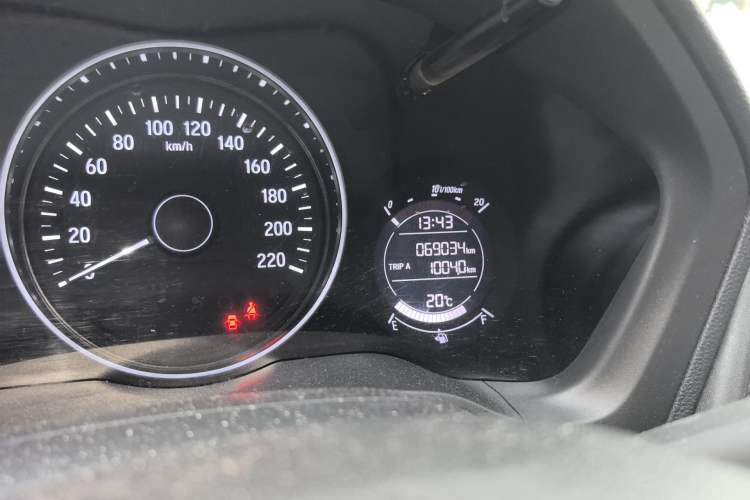 Used Honda Vezel 2015 1.5L CVT two-wheel drive Comfort trim Odometer Close Up