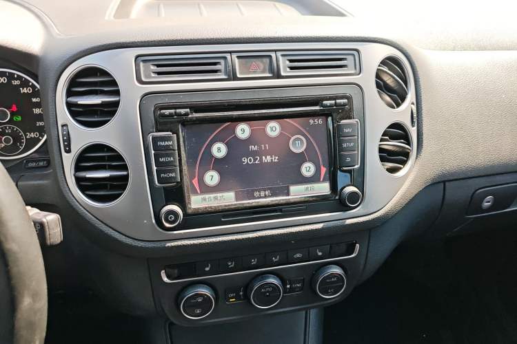 Used Volkswagen Tiguan 2013 1.8 TSI Automatic All-Wheel Drive Luxury Model Audio And AC Panel