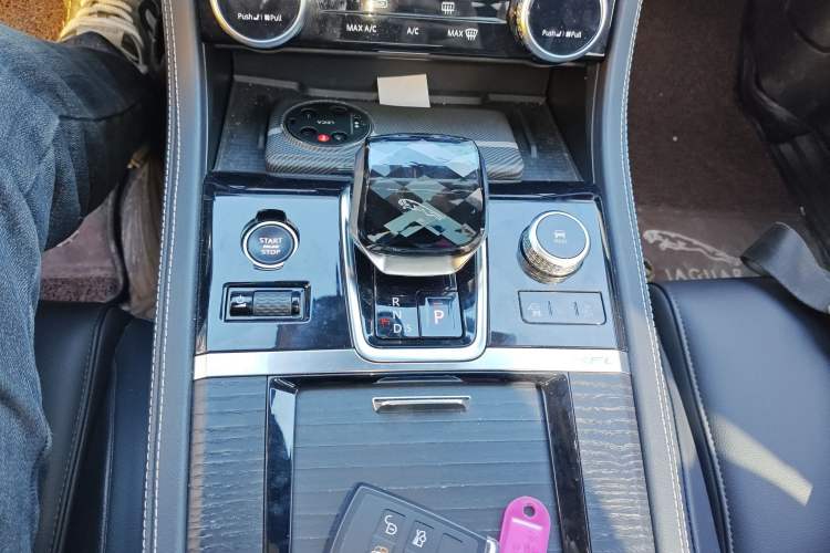 Used Jaguar XFL 2021 XFL 2.0T P250 All-Wheel-Drive Shimmering Black Sport Edition Gear Lever