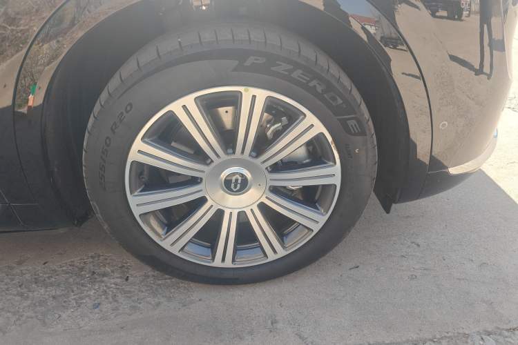 Used Hima AITO M8 2025 Extended-Range Max+ Version 53.4 kWh 6-Seater Edition Right Front Wheel Hub
