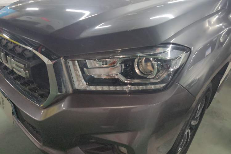 Used SAIC MAXUS T70 2021 2.0T Diesel Automatic Two-Wheel Drive Elite Version with Long Bed and High Ground Clearance