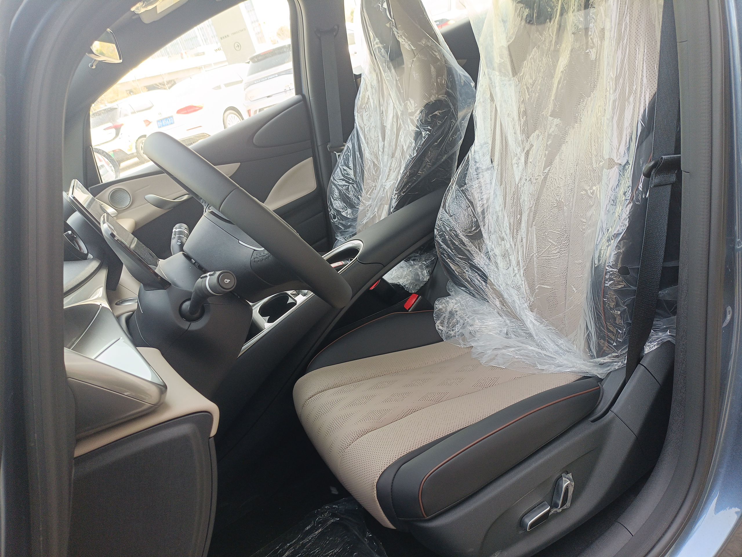 المقاعد الأمامية داخل السيارة