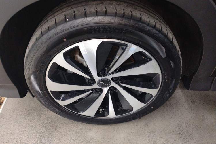 Used BYD Song PLUS New Energy 2023 Champion Edition DM-i 110KM Flagship Model Left Front Wheel Hub