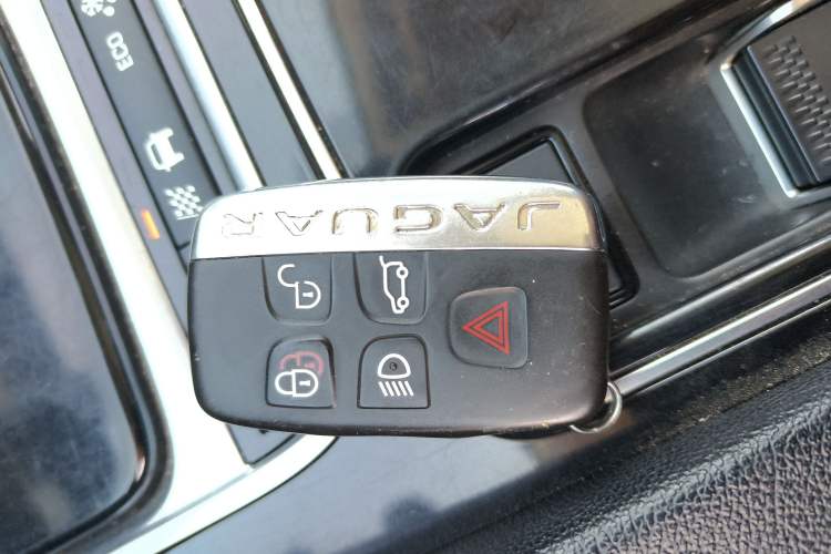 Used Jaguar F-PACE 2016 2.0T Two-Wheel Drive Urban Luxury Edition