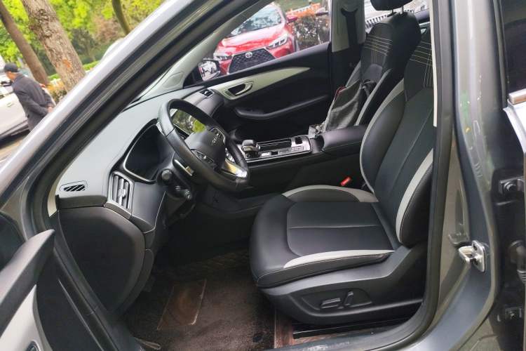 Used Roewe i6 MAX 2020 300TGI Automatic Cool & Stylish Skyroof Edition
