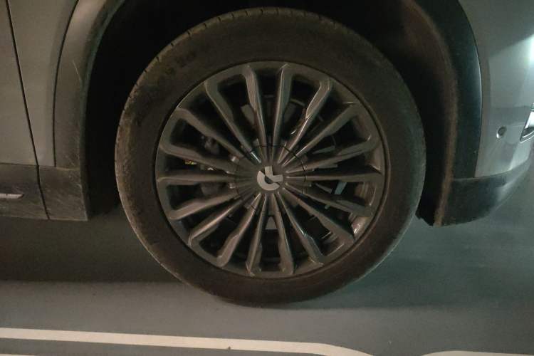 Used Nio ES8 2018 355 km Base Version 7-Seater Edition Right Front Wheel Hub