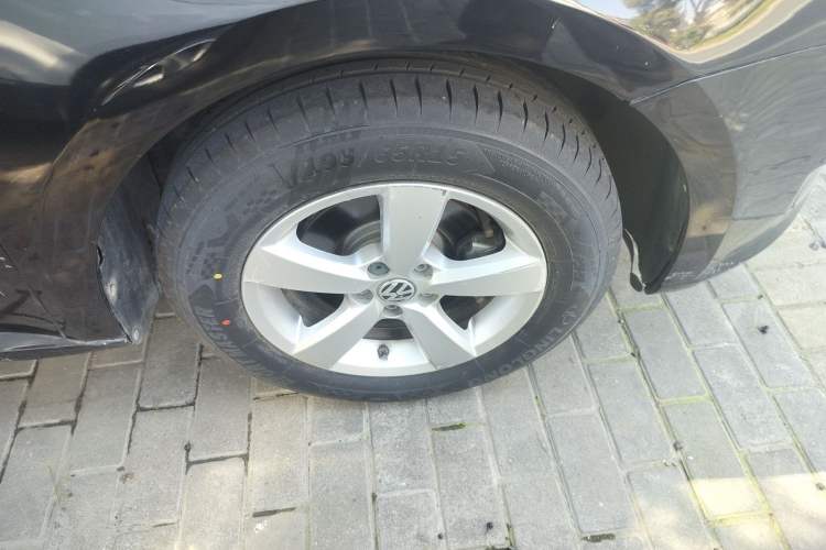Used Volkswagen Lavida 2013 Revised Classic 1.6L Automatic Fashion Edition Right Front Wheel Hub