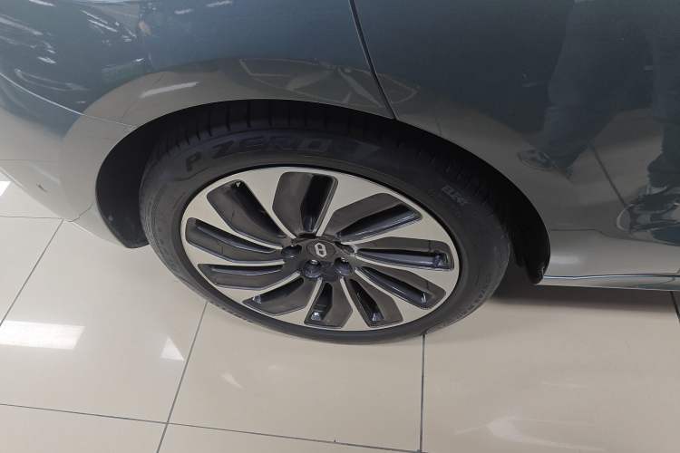 Used Hima AITO M5 2022 Extended-Range Four-Wheel Drive Performance Version Right Rear Wheel Hub