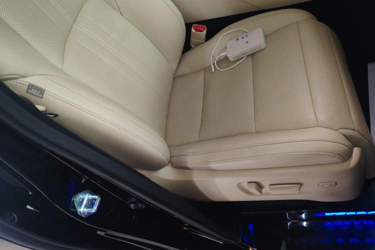 Used Toyota Vellfire 2021 Crown Dual-Engine 2.5L HV Prestige Edition Right Front Seat