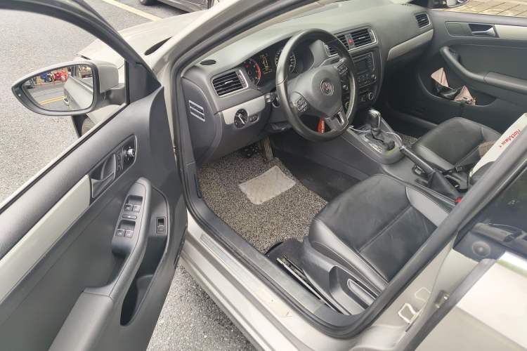 Used Volkswagen Sagitar 2014 1.4TSI Automatic Luxury Model Driver Seat