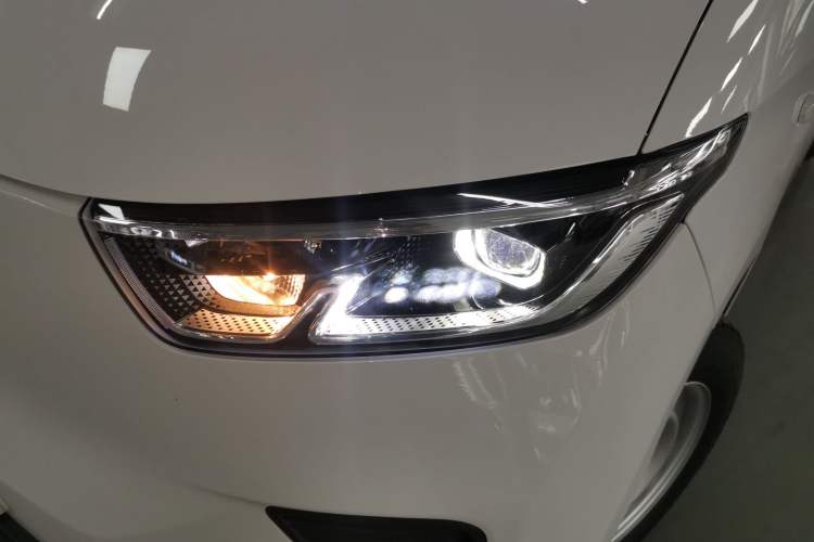 Used Wuling Yangguang 2024 300km Range Practical Window-Sealed Version 60kW Left Front Headlight