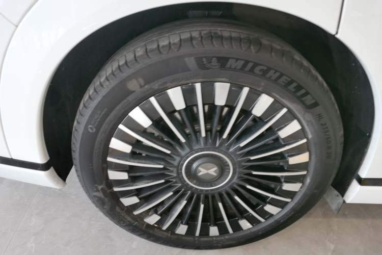 Used XPeng X9 2025 740 Ultra-Long Range Max Right Rear Wheel Hub