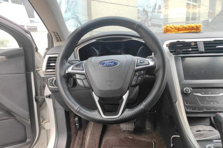 Used Ford Mondeo 2013 2.0L GTDi 200 Luxury Model Steering Wheel