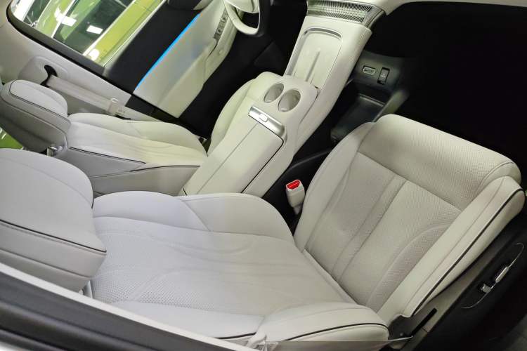 Used XPeng X9 2024 702 Ultra-Long Range Max
