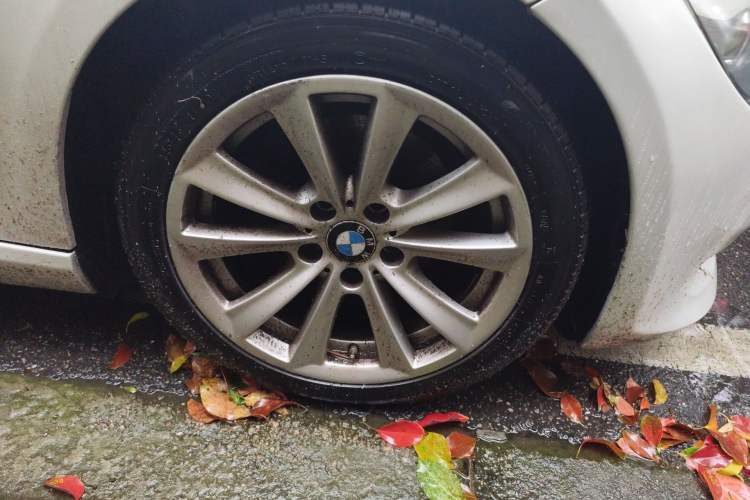 Used BMW 3 Series 2011 320i Convertible Coupe Right Front Wheel Hub