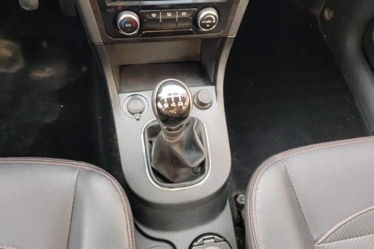 Used Dongfeng Fengon 370 2016 1.5L Manual Luxury Version SFG15-02 7 Seats
