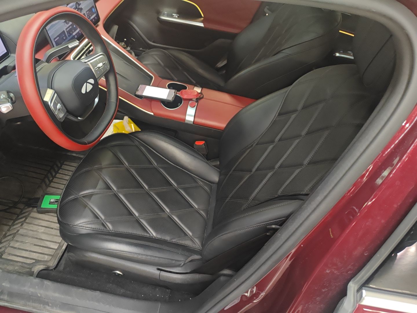 المقاعد الأمامية داخل السيارة