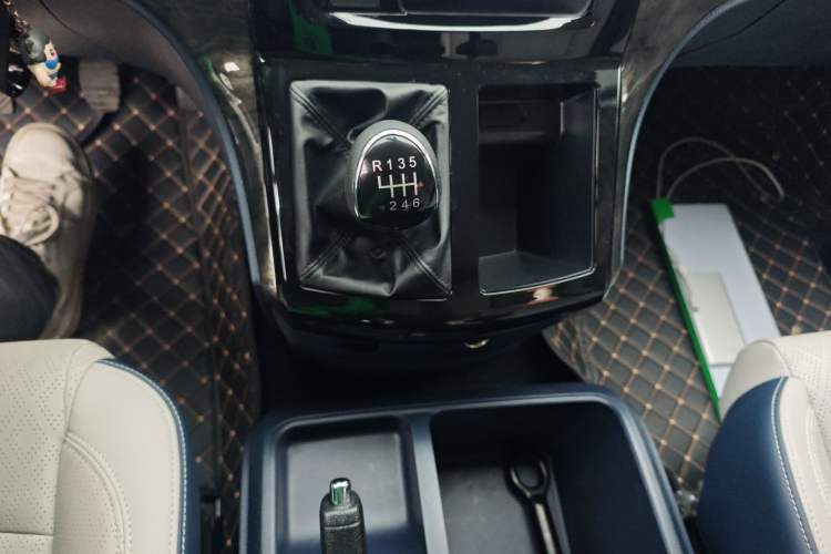 Used FORTHING Lingzhi PLUS 2023 2.0L Manual Luxury CNG 7-Seater
