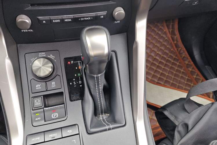 Used Lexus NX 2018 300h Front-Drive FENGSHANG Version China VI Standard Gear Lever