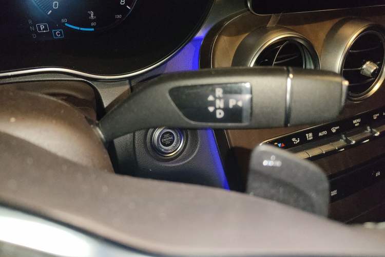 Used Mercedes-Benz GLC 2022 Second Facelift GLC 260 L 4MATIC Luxury Edition Gear Lever