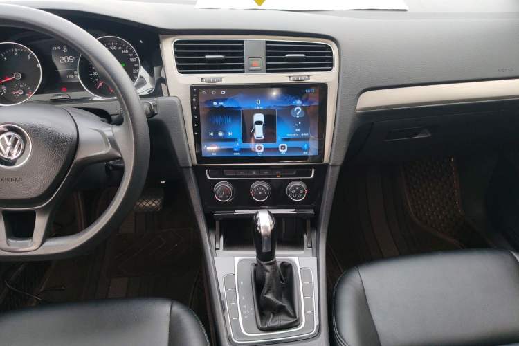 Used Volkswagen Golf 2018 1.6L Automatic Fashion Model Audio And AC Panel