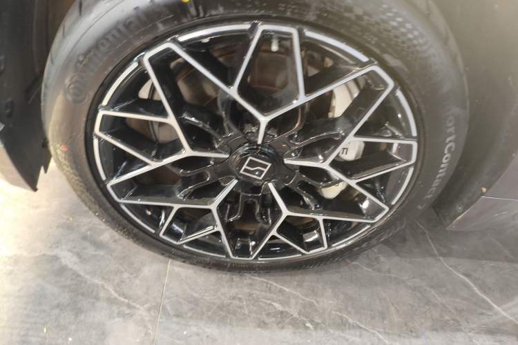 Used Zeekr 001 2026 Model 103° Four-Wheel Drive Ultra Version Left Front Wheel Hub