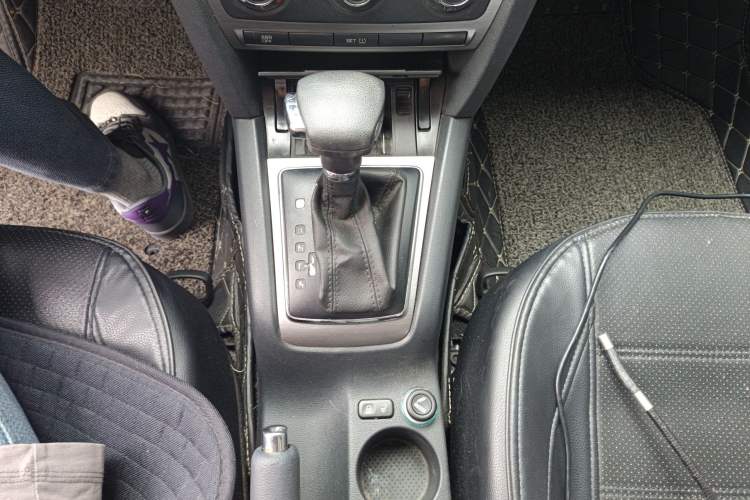 Used Skoda Octavia 2012 2.0L Automatic Yijie Version Gear Lever