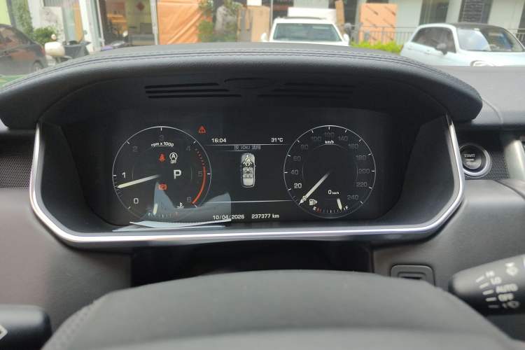 Used Land Rover Range 2014 3.0 TDV6 Vogue Odometer Close Up