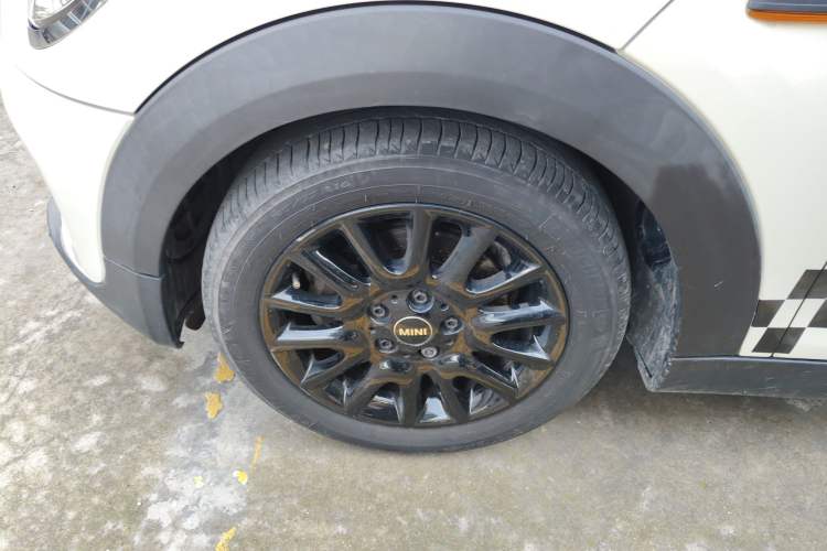 Used MINI 2016 1.5T COOPER Five-Door Edition Left Front Wheel Hub