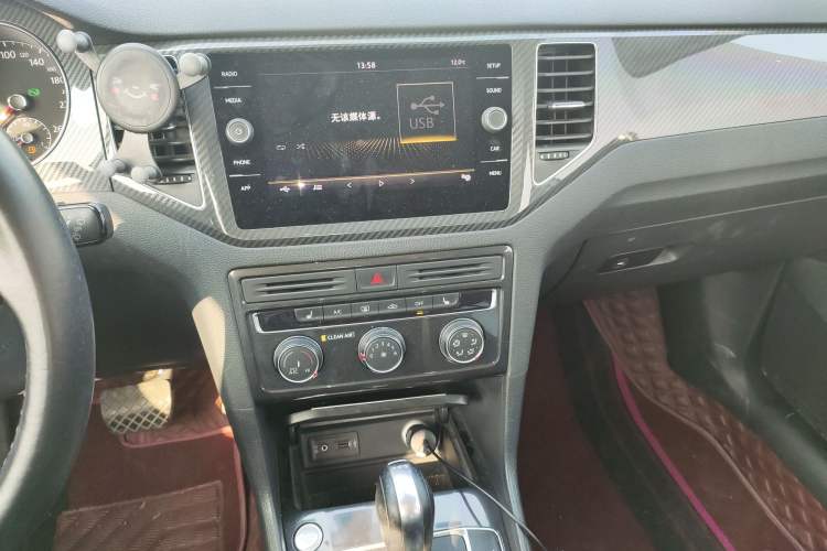 Used Volkswagen Golf Sportsvan 2018 230TSI Automatic Luxury Model Audio And AC Panel