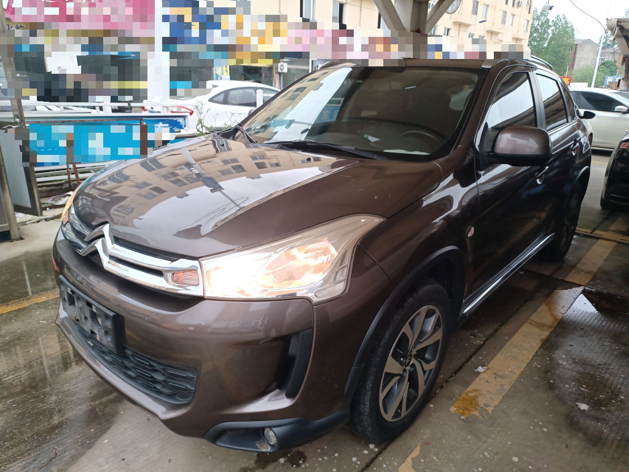 تحت مقدمة السيارة