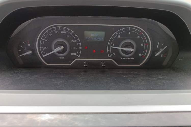 Used SAIC MAXUS Xintu V80 2020 2.5T Manual Classic City Delivery King Short Wheelbase Mid-Roof Design 2/3 Seats
