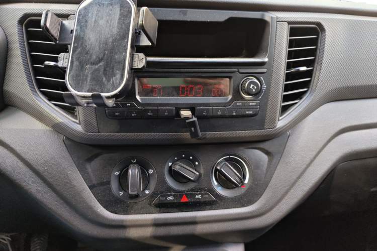 Used Wuling Hongguang V 2022 1.5L Jingqu Edition Electric-Assist LAR Audio And AC Panel