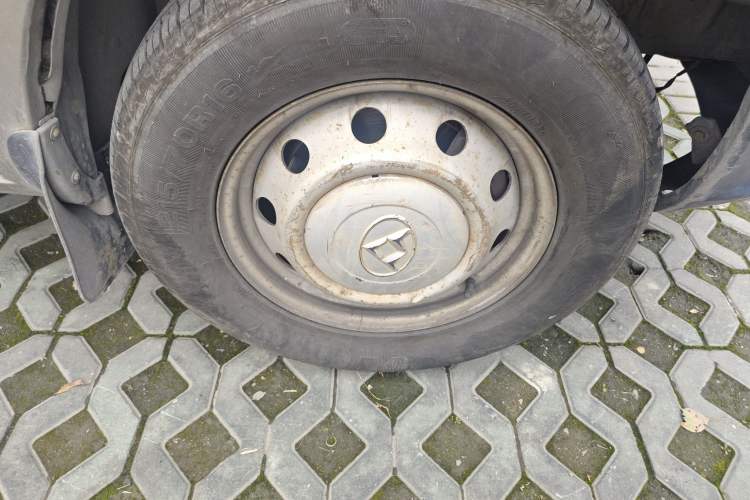 Used SAIC MAXUS Xintu V80 2014 2.5T Aoyuntong Short Wheelbase Low Roof Right Front Wheel Hub